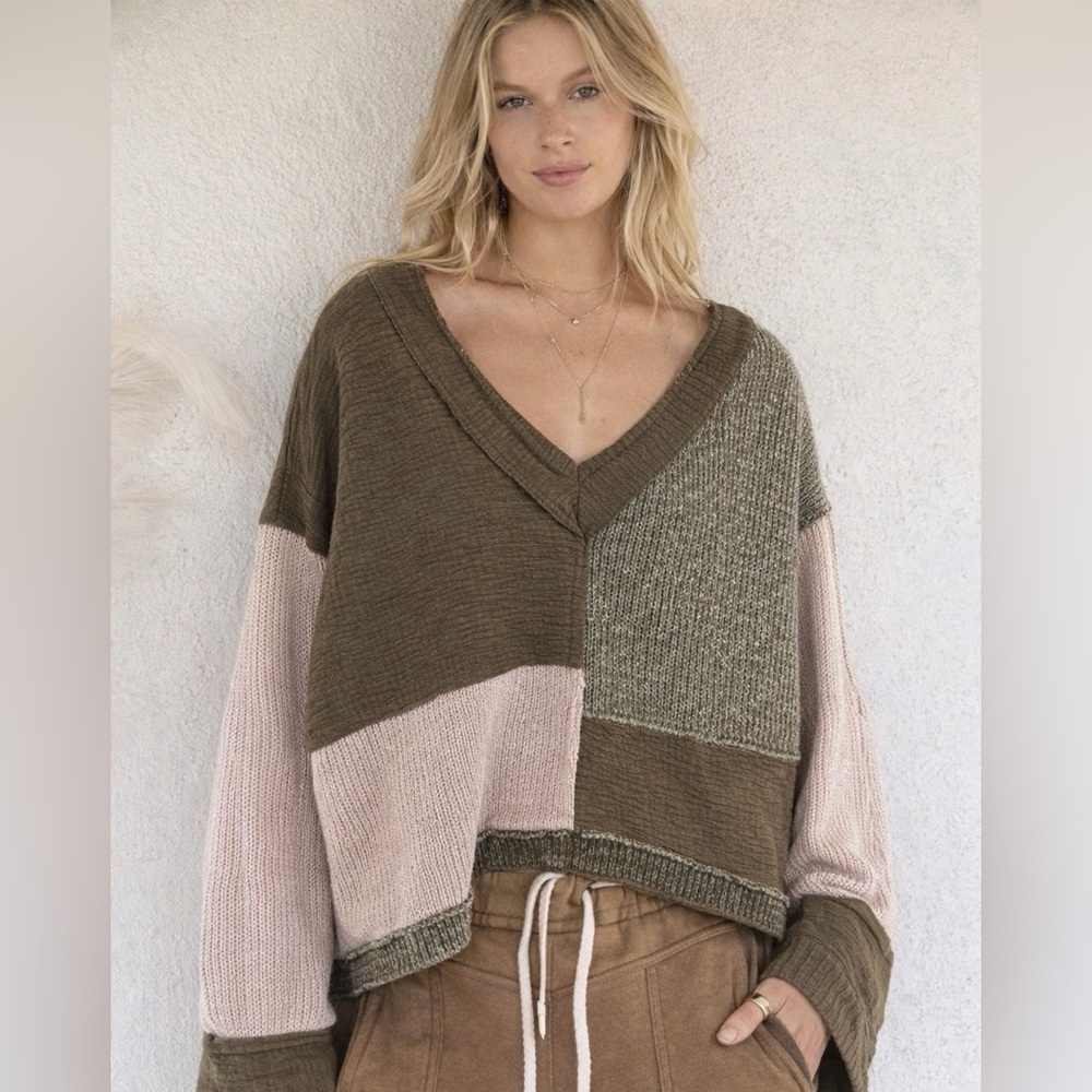POL COLOR BLOCKED SWEATER WITH CROSS STRAP BACK